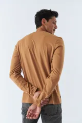 Remera de manga larga negra con estampado rectangular en el frente con letras grises. Corte recto y cuello redondo.