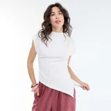 Camiseta sin mangas de color blanco, con cuello alto y diseño asimétrico de corte fluido.