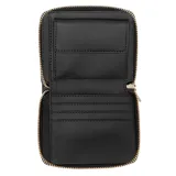 Billetera compacta Guess modelo Isobel, color negro con textura granulada. Presenta cierre perimetral y logo triangular metálico de la marca en la parte frontal.