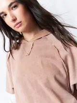 Chaleco negro lavado de algodón con capucha y gran bolsillo central. De corte oversized, holgado, suave y cómodo.