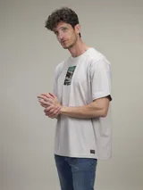 Remera color gris claro con estampa rectangular de una piscina en Palm Springs.