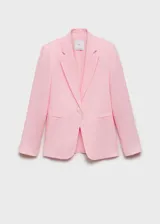 Chaqueta de lino color rosado, con diseño recto, cuello con solapas de muesca y cierre frontal de un botón. Cuenta con mangas largas con puños abotonados, dos bolsillos de ribete delanteros y abertura posterior en el bajo.