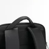 Mochila negra de poliéster impermeable, con capacidad de 22 litros y espacio para portátiles de hasta 17,3 pulgadas. Tiene 4 bolsillos interiores (2 con cremallera), 2 espacios interiores para botellas de agua, llavero interior, espacio para Baleine Card y cinturón para valija en la parte trasera.