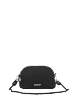 Bandolera Hush Puppies color negro con diseño trenzado, cierre superior y placa metálica con el logo de la marca en el frente.