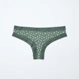 Pack de tres tangas de microfibra con detalles de encaje en los bordes superior e inferior. Incluye una tanga blanca con estampado floral en tonos marrones y burdeos, una tanga liso en color rosado y una tanga verde oscuro con estampado floral blanco.