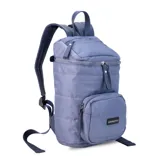 Mochila matera de diseño vertical, color gris azulado, con acabado acolchado y cierres frontales. Cuenta con un compartimento principal espacioso, un bolsillo frontal externo y un asa superior para transporte manual.