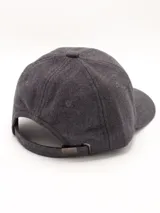 Gorra de béisbol marrón con logo bordado en el lateral.