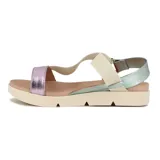 Sandalia plana casual Beira Rio con plataforma, tiras cruzadas elásticas en color beige, tira frontal metalizada en tono lila, detalle naranja y talón plateado.
