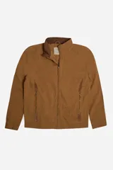 Campera de hombre color marrón, confeccionada en gabardina de algodón, con cuello medio acanalado, cierre frontal y bolsillos laterales con cierre.