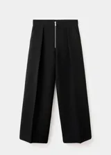Pantalón de vestir negro de corte recto y largo, con detalle de pliegues frontales, dos bolsillos laterales y cierre de cremallera.