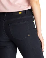 Pantalón de jean tipo skinny, color negro, con cierre frontal y bolsillos laterales.