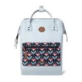 Mochila Cabaia modelo Adventurer color celeste claro, con diseño rectangular, doble asa superior, bolsillo frontal con cierre y detalles en cuero sintético marrón.