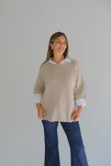 Sweater de punto color visón, con cuello redondo, mangas tres cuartos y diseño holgado.