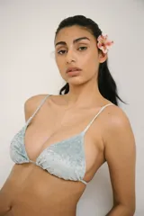 Conjunto de bikini de terciopelo celeste con corpiño triangular con breteles regulables y bombacha semivedetina con tiras laterales ajustables.