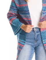 Cardigan largo de punto con estampado de rayas horizontales en tonos azul, celeste y rosado.
