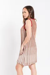 Vestido corto de punto con brillo y diseño de rayas verticales en tonos beige y marrón, sin mangas, con escote redondo y ribetes en color rojo.