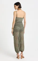 Mono largo strapless de tejido de punto con lurex color verde militar, con diseño translúcido y detalle de lazo cruzado en la cintura.