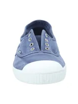 Zapatillas de lona azul sin cordones, con puntera de goma blanca y suela de goma blanca.