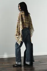 Pantalón de jean azul oscuro de corte recto, tiro medio, con bolsillos delanteros y traseros, trabillas para cinturón y ruedo doblado. Cierre frontal con cremallera y botón metálico.