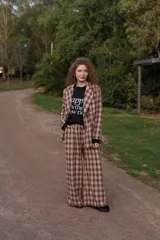 Pantalón de paño tiro alto de corte ancho y holgado, con estampado a cuadros en tonos marrones y beige.