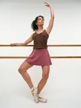 Musculosa negra con breteles finos regulables, escote redondo y top interno sin copas.