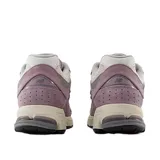 Championes urbanos New Balance modelo 2002R, color violeta con detalles en gris y blanco. Confeccionados en una combinación de gamuza y malla, presentan el logo 'N' característico en los laterales y una entresuela con tecnología de amortiguación.