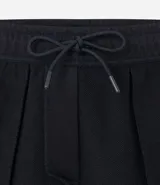 Bermuda masculina color marrón oscuro, confeccionada en tela French Terry, con cintura elástica y cordón de ajuste. Presenta bolsillos cargo funcionales a los lados.