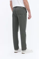 Pantalón de corte regular con diseño clásico de cinco bolsillos, confeccionado en tejido de algodón con elastano. Presenta cierre frontal con botón y cremallera, y cuenta con logo bordado.