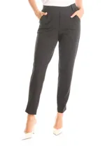Pantalón de vestir negro de corte recto, con cintura elástica ancha y bolsillos laterales funcionales. Presenta un diseño minimalista sin cierres ni botones, con bolsillos traseros tipo ojal simulados.