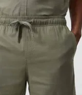 Bermuda masculina de Ripping en color negro, confeccionada en una mezcla de viscosa y cáñamo. Cuenta con cintura elástica, cordón ajustable y bolsillos laterales.