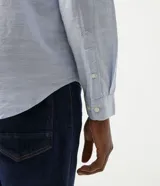 Camisa de corte slim, confeccionada en tejido de algodón responsable, con cuello camisero, manga larga y cierre frontal abotonado.