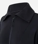 Campera deportiva de modal color bordó, con cierre frontal, cuello alto y puños acanalados. Presenta un diseño entallado con recortes que brindan un ajuste cómodo y moderno.