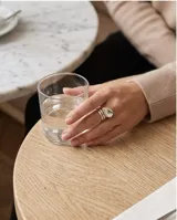 Anillo de plata 925 con diseño de doble cinta y detalle en forma de gota.