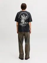 Remera negra de manga corta con cuello redondo y calce holgado, confeccionada en tejido de punto jersey de algodón. Presenta un pequeño estampado en el pecho.