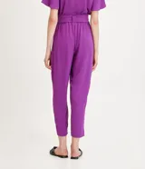 Pantalón pantacourt color violeta con cintura elástica, lazo en la cintura, bolsillos con botones y textura airflow.