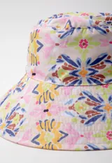 Gorro tipo bucket hat estampado con flores y hojas en tonos verde y celeste sobre fondo blanco. Es reversible.