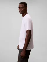 Remera de manga corta y cuello redondo, confeccionada en algodón. Presenta un estampado gráfico con el logotipo de la marca en el pecho con tipografía retro.