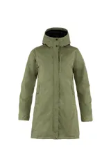 Campera larga color verde oliva, con capucha forrada en negro, cierre frontal con botones a presión y bolsillos laterales con solapa.