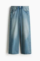 Jeans de cinco bolsillos en denim de algodón rígido, color celeste claro con efecto desgastado. Modelo de corte holgado de cadera a bajo con pierna amplia y tiro caído.