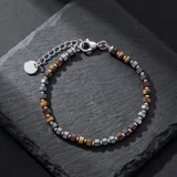Pulsera de diseño ajustable confeccionada con una combinación de piedras naturales y eslabones de acero inoxidable.