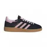 Zapatillas Adidas Handball Spezial de gamuza color negro con detalles en rosa, incluyendo las tres tiras laterales, el talón y los cordones. La suela es de goma color caramelo.