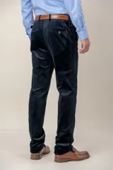 Pantalón de pana de corte recto custom fit, color marrón, con bolsillos laterales y cierre de botón y cremallera.