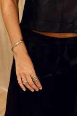 Anillo plateado con forma de esqueleto de costillas.