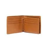 Billetera de cuero vacuno color suela, con diseño plegable y el logo de la marca grabado en relieve en la esquina inferior derecha.
