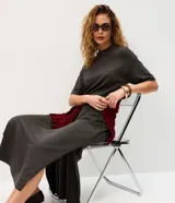 Vestido midi Marfinno de punto color gris oscuro, con cuello alto, mangas cortas amplias y diseño suelto.