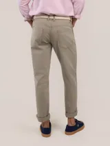 Pantalón de gabardina de corte slim fit y tiro medio, con diseño de cinco bolsillos y cierre de cremallera.