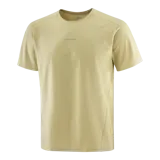 Remera Salomon Trackline de manga corta y cuello redondo, color verde, con diseño minimalista y logo sutil en el pecho.