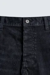 Pantalón de corte recto confeccionado en tejido de pana, con diseño de cinco bolsillos, cierre frontal con cremallera y botón.