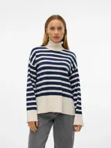 Sweater de punto con cuello alto y mangas largas, diseño a rayas horizontales en azul marino y crema, con puños y ruedo en color sólido.