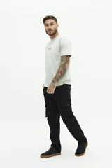 Pantalón cargo negro de corte recto sin puños, con bolsillos laterales con solapa y botón, bolsillos delanteros y traseros, y pasacintos en la cintura.